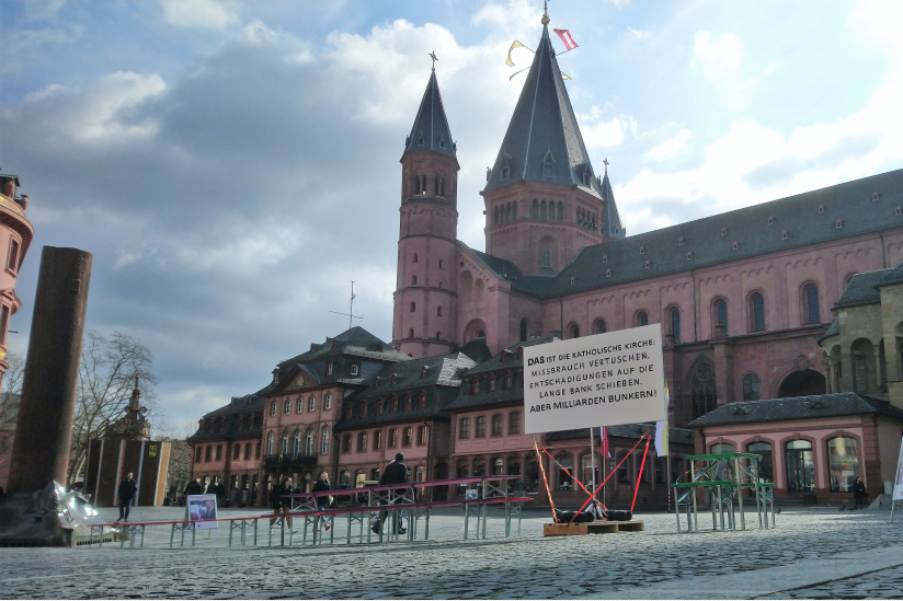 Kunstinstallation von David Farago vor dem Mainzer Dom