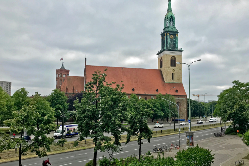 Kirche und Staat: Marienkirche (vorne) und Rotes Rathaus (hinten) in Berlin