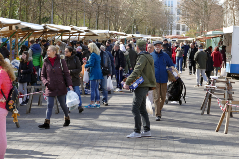 Trotz der auch in Berlin verhängten Einschränkungen war der Wochenmarkt in Berlin-Schöneberg am 4. April 2020 gedrängt voll.