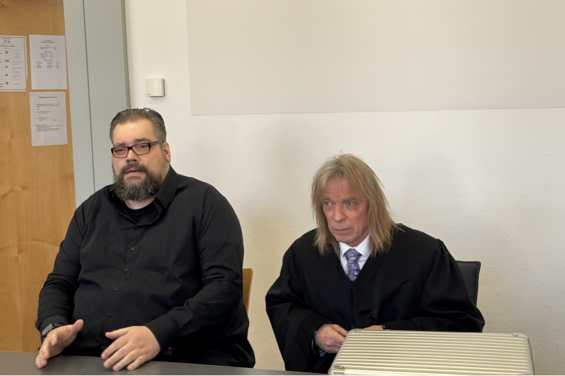 Matthias Podszus mit seinem Anwalt