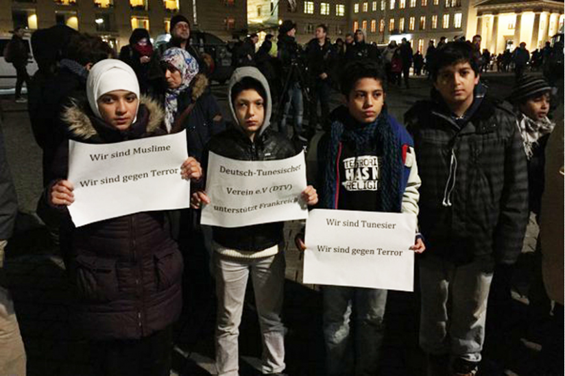 Junge Muslime am 14.11. 2015 auf dem Pariser Platz (Berlin)