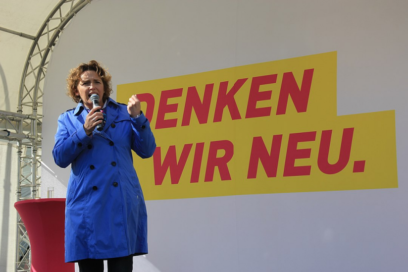 Nicola Beer spricht auf einer Wahlkampfveranstaltung der FDP in Kassel