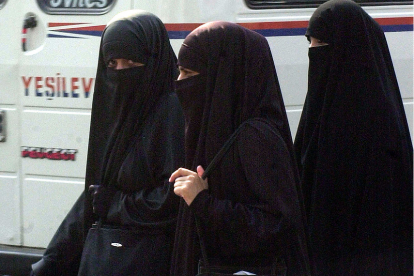 Drei Frauen im Niqab