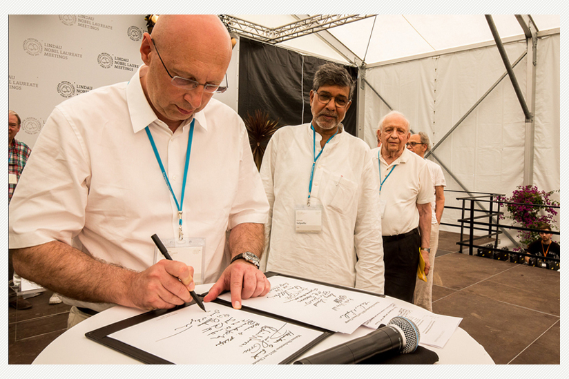 Max-Planck-Direktor Stefan Hell unterzeichnet die Mainauer Deklaration zum Klimawandel.