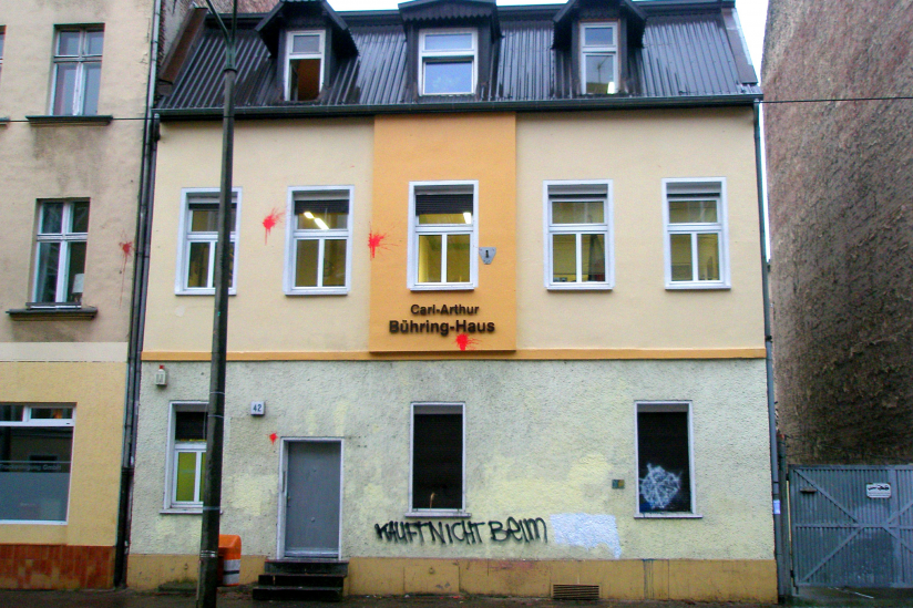 Die Bundesgeschäftsstelle der NPD in Berlin-Köpenick mit Spuren von Farbbeuteln