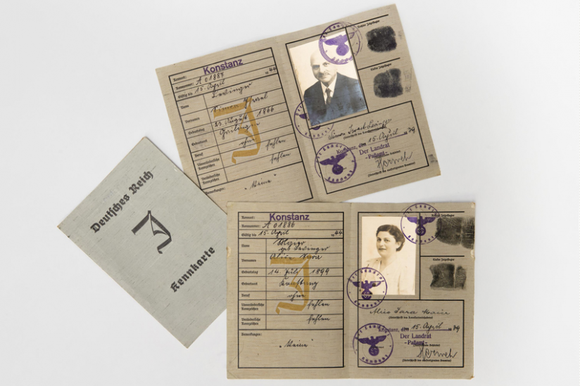 Passpapiere der Familie Levinger mit dem 1938 eingeführten "Judenstempel", einem gelben "J" im Innern und einem schwarzen "J" auf der Kennkarte.