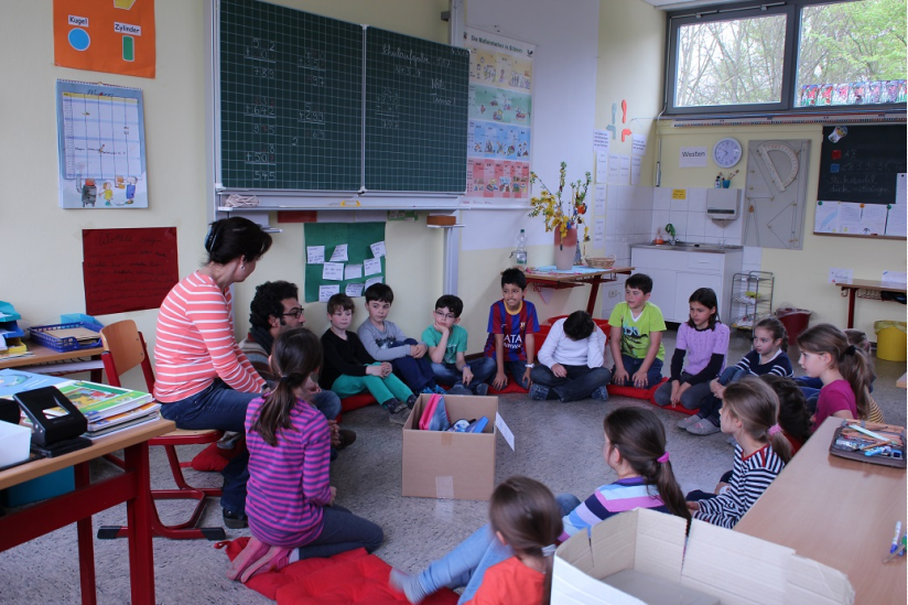 Omar Abouhamdan im Gespraech mit Grundschülern