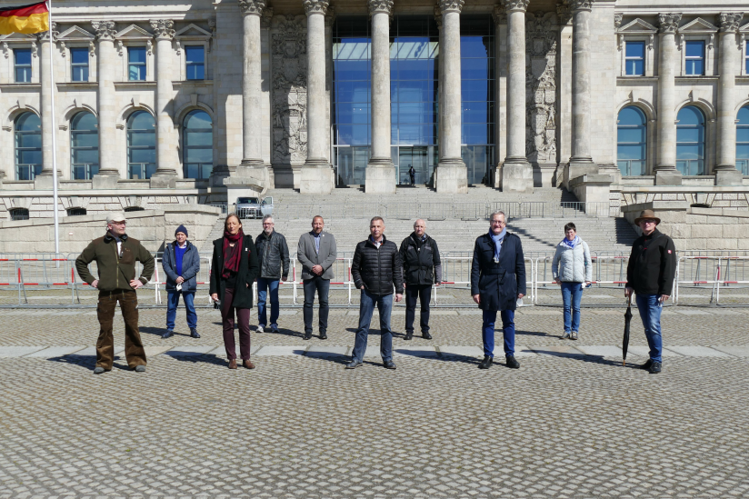 Betroffenenvertreter vor dem Reichstagsgebäude