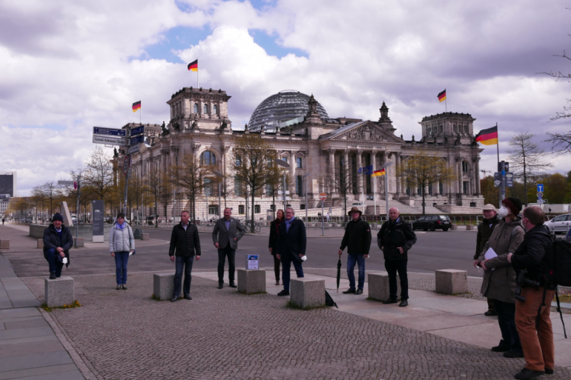 Vertreter der Betroffenenverbände vor dem Reichstagsgebäude