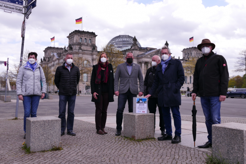 Vertreter der Betroffenenverbände vor dem Reichstagsgebäude