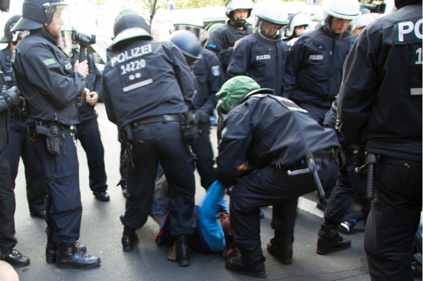 Einsatzkräfte der Polizei räumen eine Sitzblockade