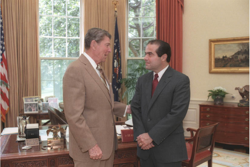 Antonin Scalia (r.) mit Präsident Ronald Reagan (1986)