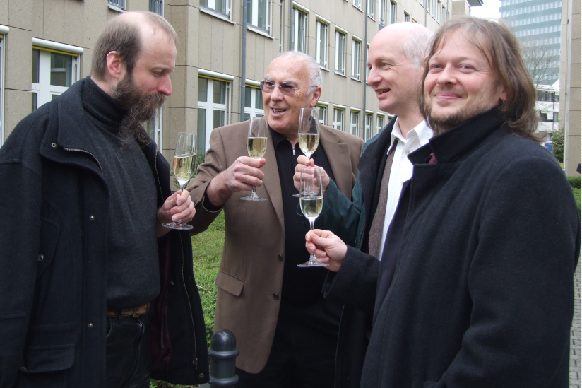Gunnar Schedel (Alibri Verlag), Herbert Steffen (Gründer der Giordano-Bruno-Stiftung), Helge Nyncke (Illustrator) und Michael Schmidt-Salomon (Autor) feiern 2006 die erfolgreiche Rettung des kleinen Ferkels.