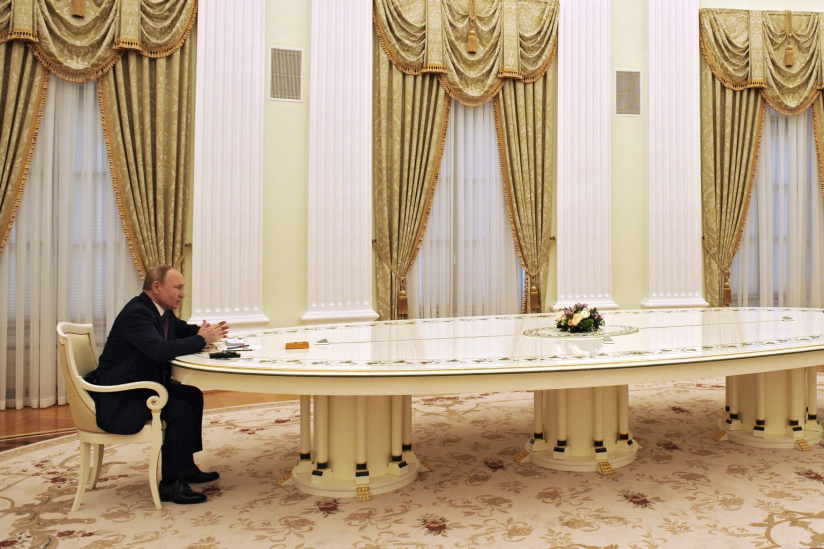 Putin an seinem sechs Meter langen Tisch im Kreml.