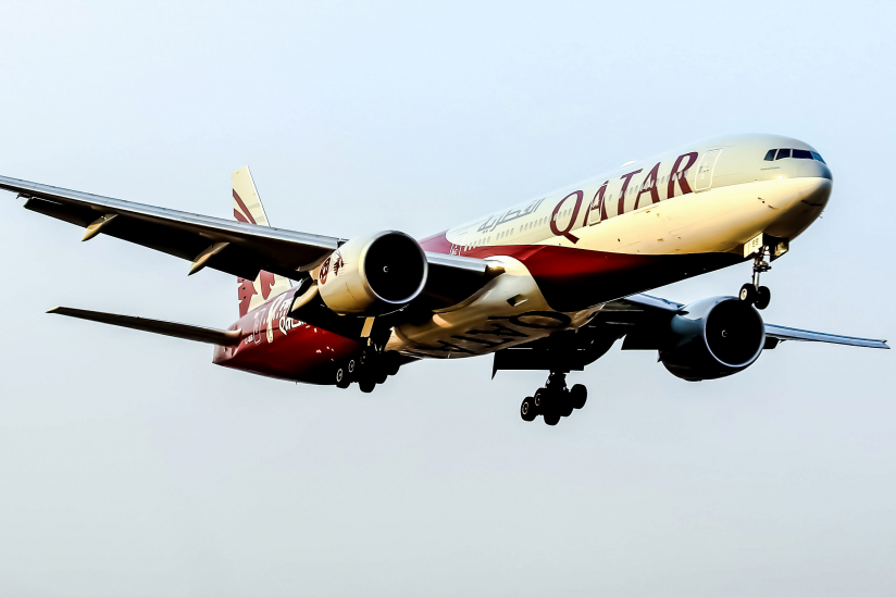Ein Flugzeug von Qatar Airways im speziellen WM-Design