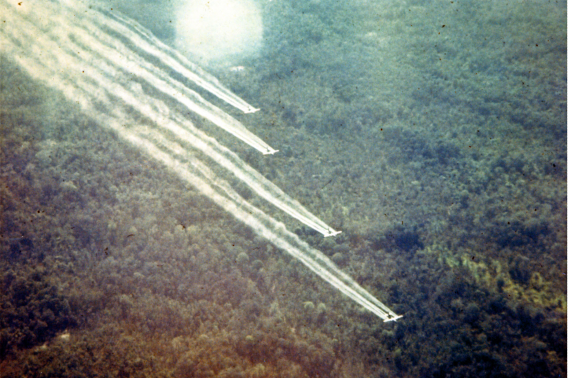 US-amerikanische Flugzeuge versprühen während der Operation "Ranch Hand" Pestizide.