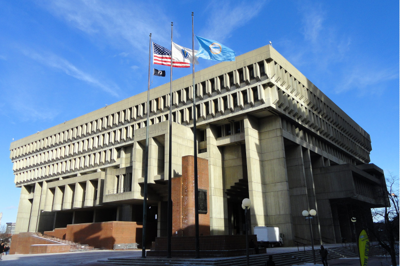 Das Rathaus von Boston mit den drei Fahnenmasten