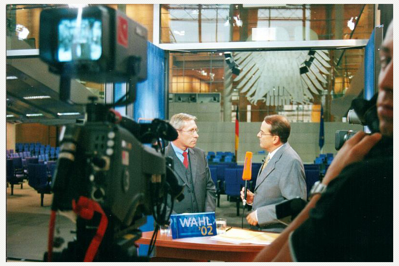 Roland Claus (links) am Abend der Bundestagswahl 2002 im Bundestag