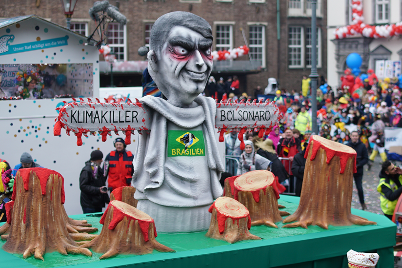 Mottowagen von Jacques Tilly beim Düsseldorfer Karneval 2020