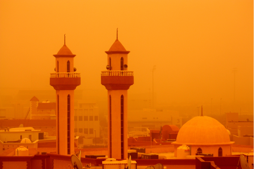 Von Hitze und Wüstenstaub geplagt: Sandstürme wie hier über Kuwait dürften im Nahen Osten und in Nordafrika mit dem Klimawandel häufiger werden.