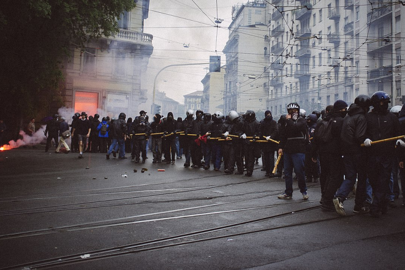 Der "Schwarze Block" bei Protesten gegen die Expo 2015 in Mailand