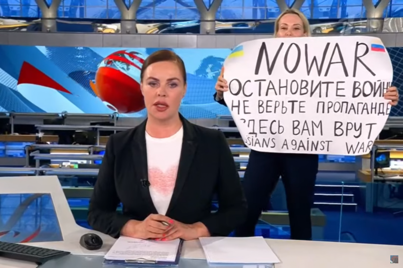 Marina Owsjannikowa hielt im russischen Staatsfernsehen ein Protestplakat gegen den Krieg hoch