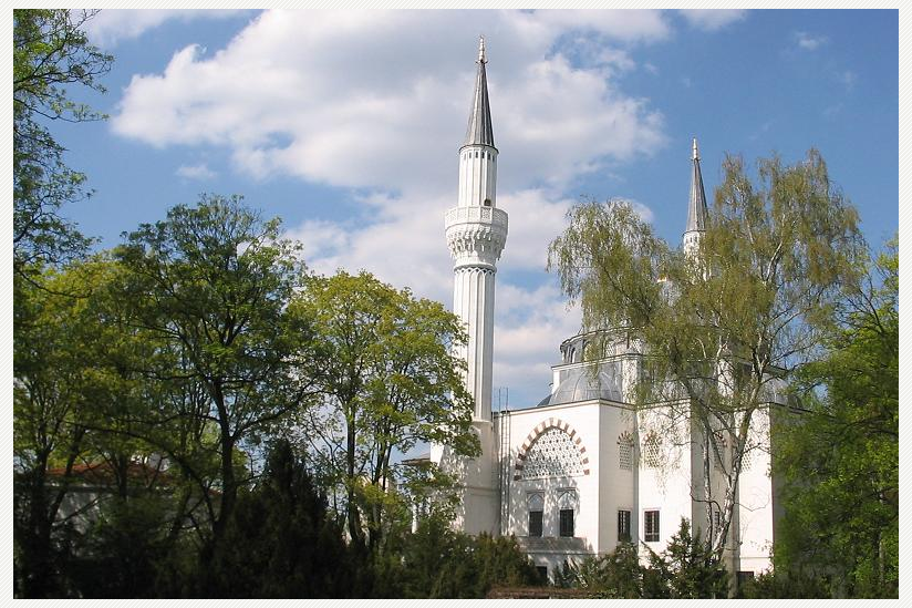  Sehitlik-Moschee am Columbiadamm in Berlin-Neukölln.