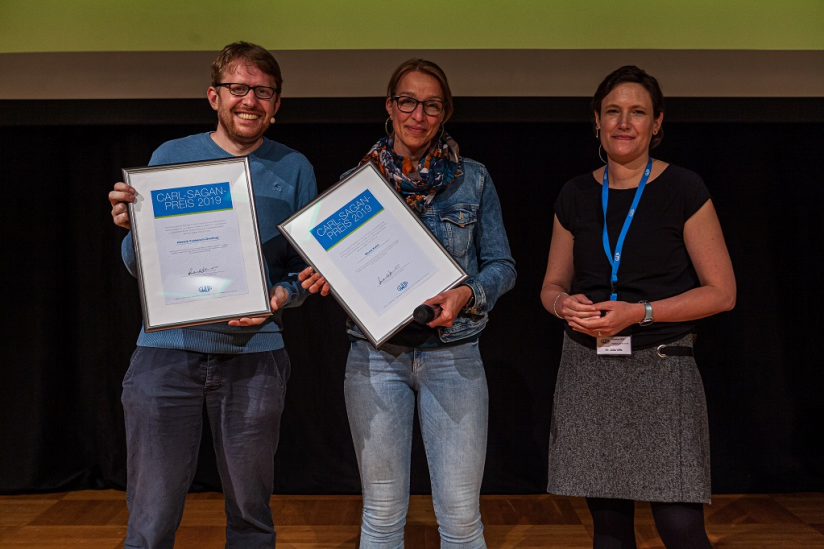 Die Gewinner des Carl-Sagan-Preises 2019: Hinnerk Feldwisch-Drentrup  und Nicola Kuhrt vom Projekt Medwatch mit Moderatorin Dr. Julia Offe.  (v.l.). 