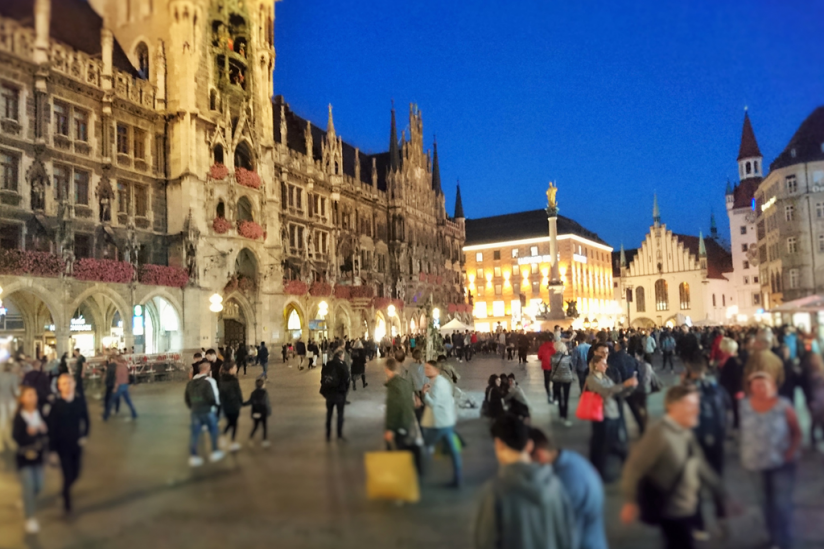Die Situation während des Rosenkranzgebetes auf dem Marienplatz (München)