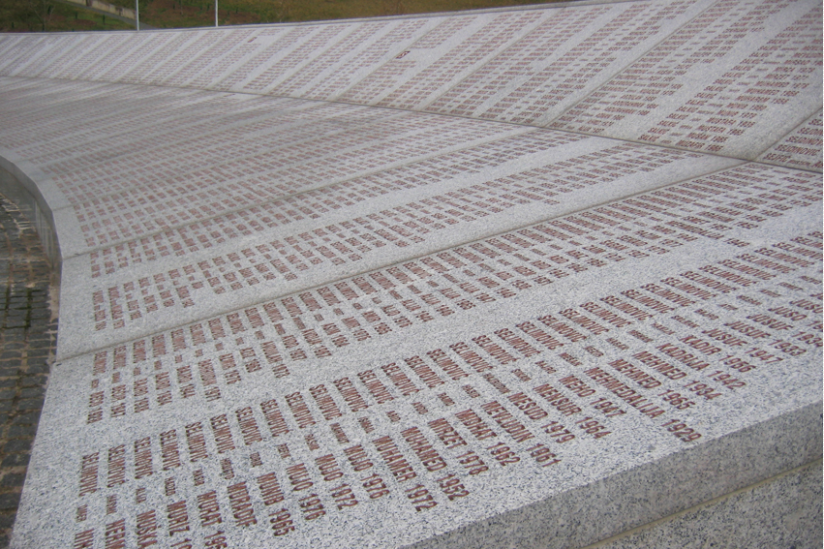 Namenstafel an der Völkermord-Gedenkstätte in Potočari in der Nähe von Srebrenica.