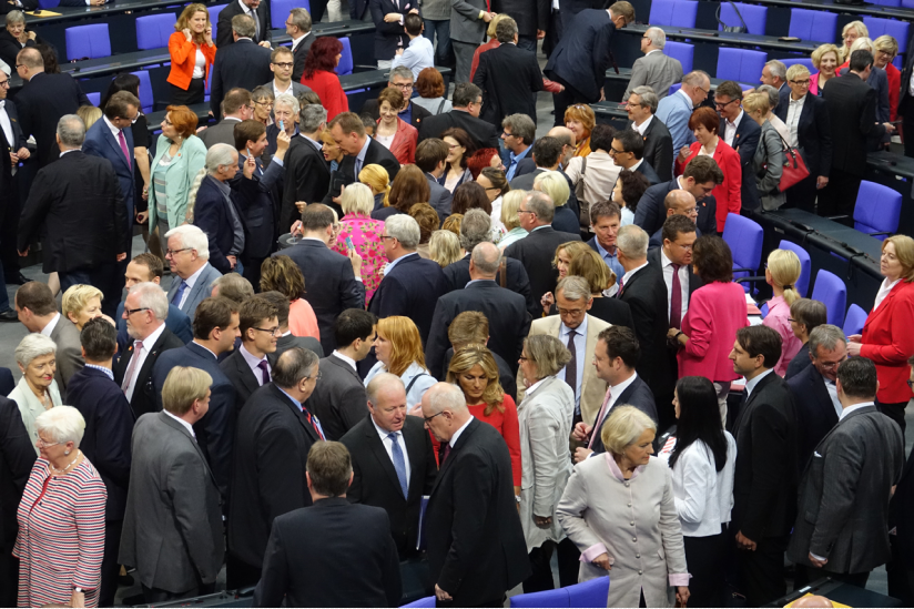 Bundestagsabgeordnete bei der namentlichen Abstimmung