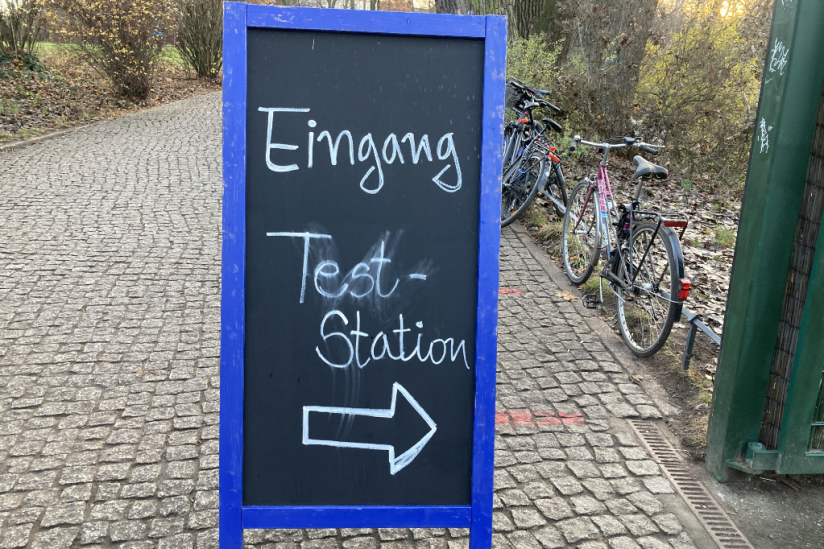 Hinweisschild zur Corona-Teststation in Berlin-Weißensee