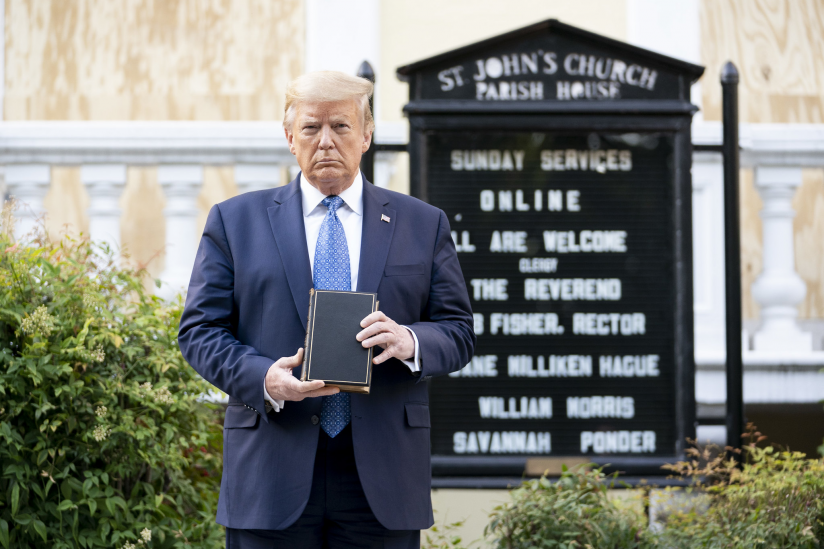 Donald Trump mit Bibel (2020)