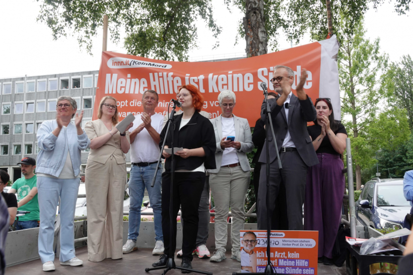Bühne bei der Demo vor dem "Christlichen Krankenhaus Lippstadt"