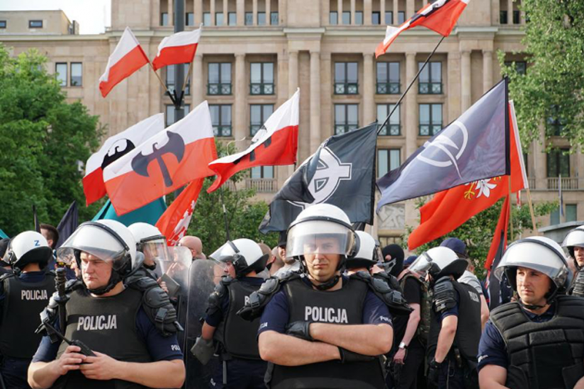 Polnische Polizei schützt Nationalisten und Faschisten am 1. Mai 2018 in Warschau