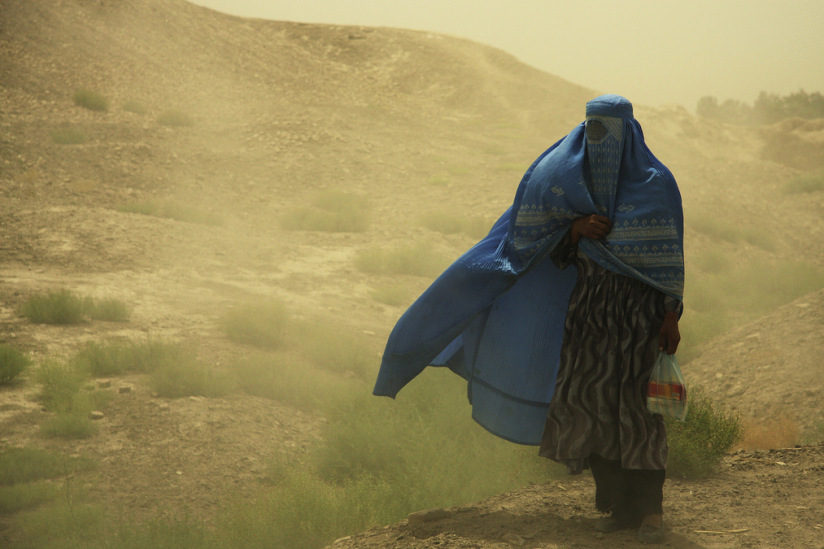 Mit einer Burka verschleierte Frau in Afghanistan
