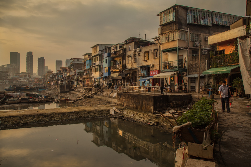 Hochhäuser in Sichtweite eines Slums