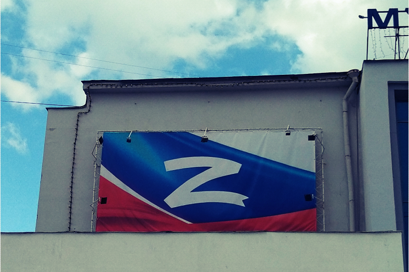 Das russische Z-Symbol auf einem Plakat an einer Hauswand