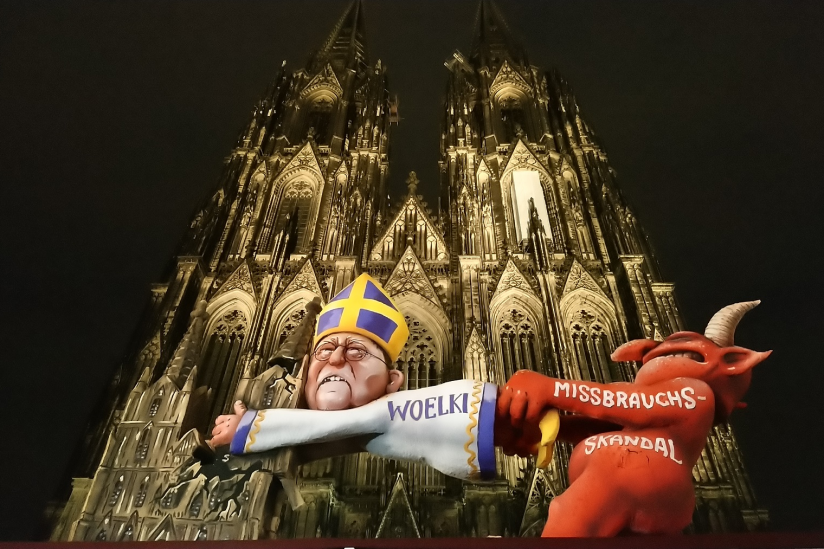 Der "Zappel-Woelki" vor dem Kölner Dom