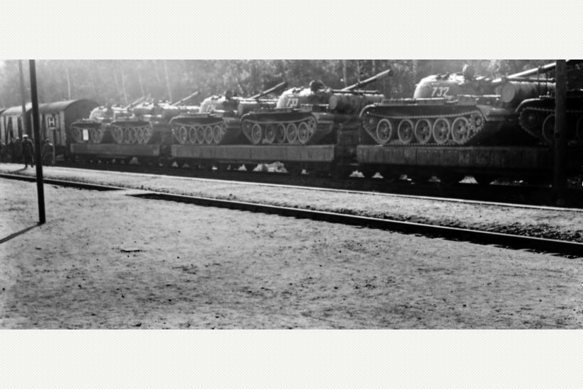 Zug mit Panzern in Olbernhau