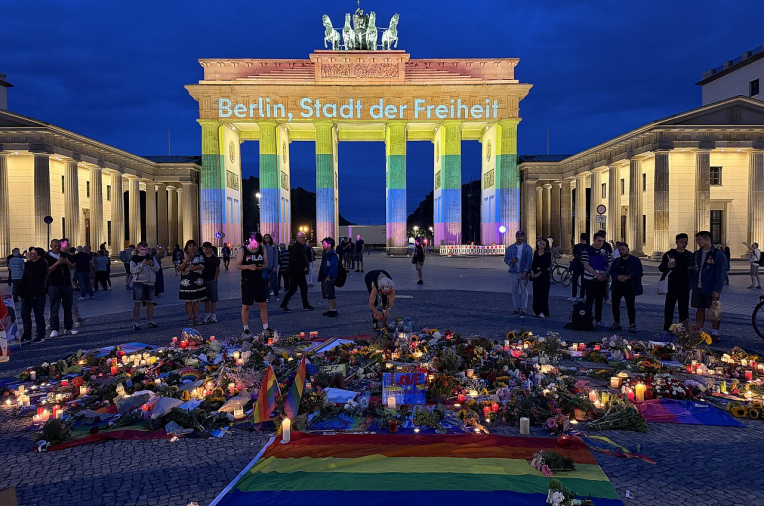 Brandenburger Tor in Berlin, in Regenbogenfarben angestrahlt, nach dem Anschlag vom 25.07.2026.