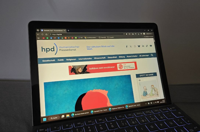 Die neue Website des hpd auf einem Notebook