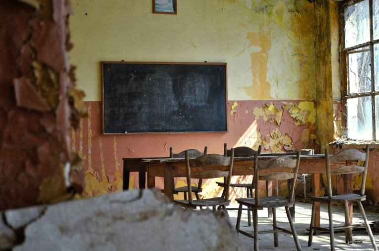 Baufälliger leerer verlassener Klassenraum einer Schule
