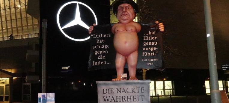 Der Nackte Luther vor der Mercedes-Benz-Arena