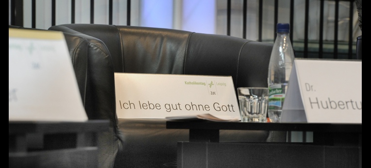 "Dialog" mit leerem Stuhl