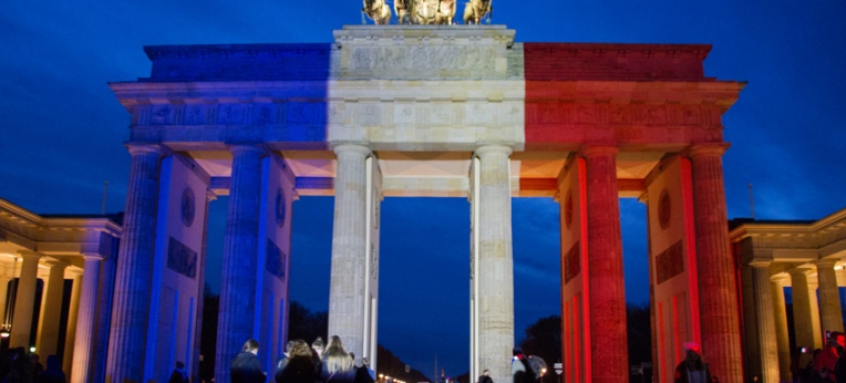 Das Brandenburger Tor in den Farben der Trikolore