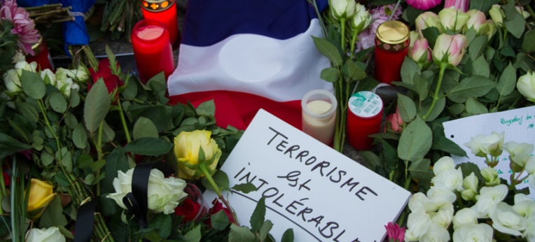 Blumen und Kerzen vor der französischen Botschaft