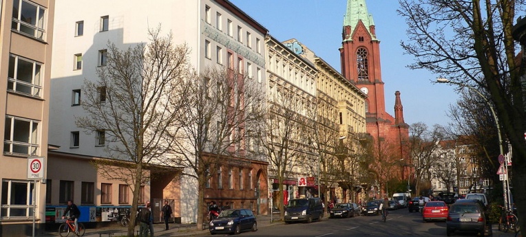 Berlin-Prenzlauer Berg, Stargarder Straße mit Gethsemanekirche