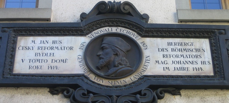 Inschrift am Hus-Museum in der Hussenstraße 64