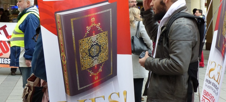 Koranverteilung in der Fussgängerzone in München 